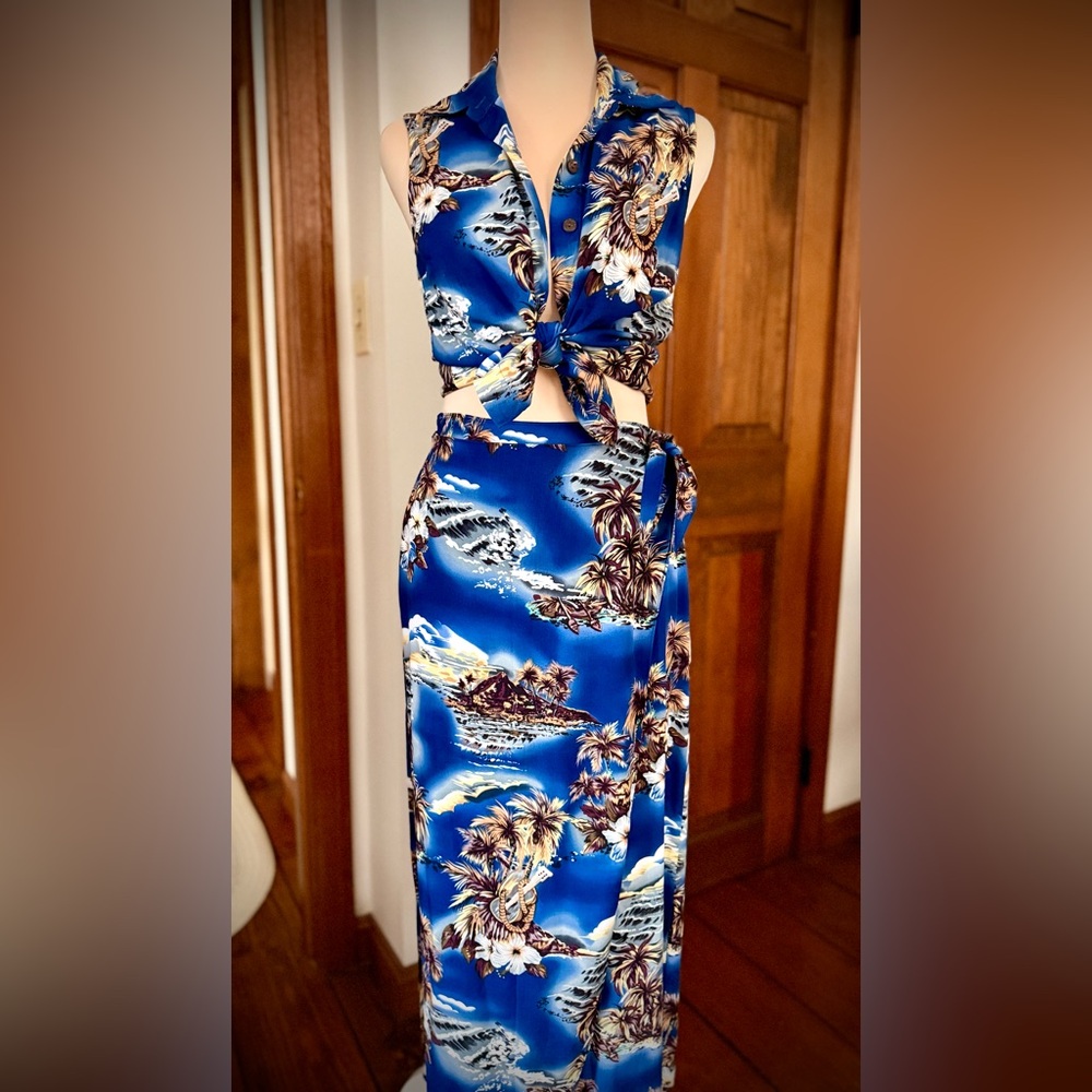 Hilo Hattie Blue Tropical Top and Bottom Set